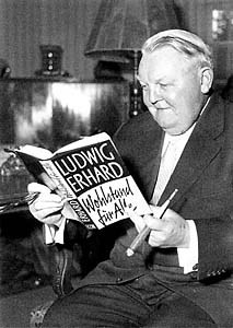 Ludwig Erhard liest in seinem Buch 'Wohlstand für alle'