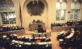 Plenarsitzung des Deutschen Bundestages im Bonner Wasserwerk am 20.06.1991. Abstimmung zur Bonn-Berlin-Hauptstadtfrage, am Rednerpult Wolfgang Thierse, SPD.