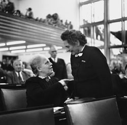 Frauen im Deutschen Bundestag - 1949 noch eine kleine Minderheit: Vor der ersten Sitzung begrüßt die SPD-Abgeordnete Friederike Nadig (rechts) ihre CDU-Kollegin Helene Weber.