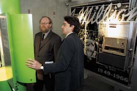 Wolfgang Thierse beim Rundgang durch die Ausstellung