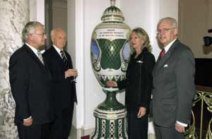 Bundestagsvizepräsident Rudolf Seiters, Ferenc Mádl, die Geschäftsführerin der Parlamentarischen Gesellschaft, Elke Leonhard, und Reinhard von Schorlemer.