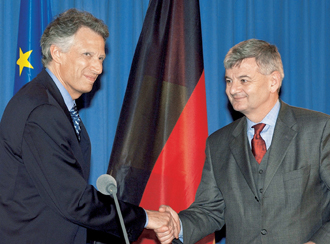 Der Außenminister Dominique Galouzeau de Villepin und Joschka Fischer