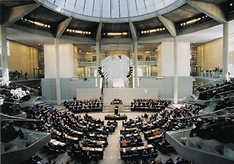 Blick in den Plenarsaal des Reichstagsgebäudes während einer Debatte des Deutschen Bundestages