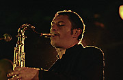Bild: Der Saxofonist spielt mit geschlossen Augen sein Instrument