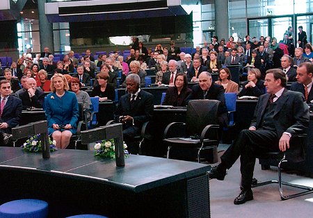 Besuch Kofi Annans im Deutschen Bundestag am 28.02.2002, Ehepaar Annan, Bundeskanzler Schröder