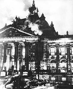 Rauchschwaden über der Kuppel des Reichstages.