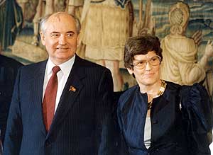 Generalsekretär des ZK der KPdSU und Vorsitzende des Obersten Sowjets der UdSSR, Michail Gorbatschow mit der Präsidentin des Deutschen Bundestages Dr. Rita Süssmuth bei seinem Staatsbesuch 1989