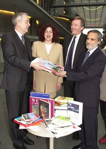 Verleger Fritz von Bernoth, Vorsitzende Monika Griefahn, Dr. Albert Spiegel (AA), und Pradeep Khatiwada (stellv. Botschafter Königreich Nepal)