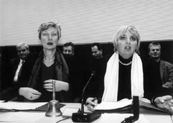 Marie-Luise Beck und Claudia Roth von Bündnis 90/Die Grünen.