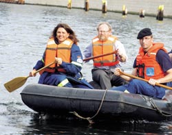 Bundestagspräsident Wolfgang Thierse im THW-Schlauchboot.