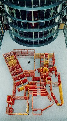 Raumskulptur aus Gitterwänden