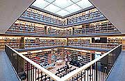 Bild: Blick auf halb-volle Bücherregale