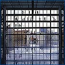 Ausstellungsfoto: Bundestagsmitarbeiter auf mehreren Etagen vor der Glasfassade