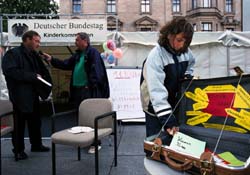 Am Stand der Kinderkommission.