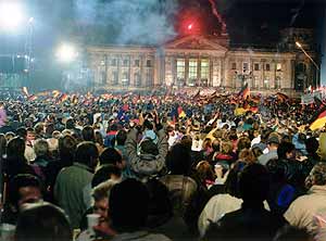 Menschenmenge vor dem Reichstagsgebäude in Berlin am 3. Oktober 1990 um Mitternacht<br>Bundesbildstelle