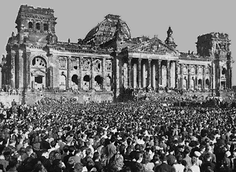 Demonstration 1948 vor dem Reichstagsgebäude