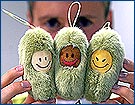 Bild: Drei Handpuppen mit Smileys deuten symbolisch die Hautfarben hell, dunkel und gelb an.