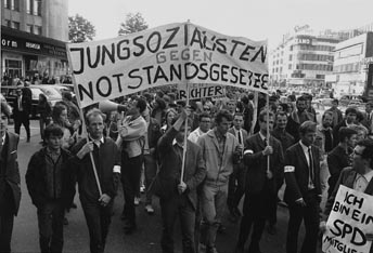 Berliner Jungsozialisten demonstrieren gegen die Notstandsgesetze