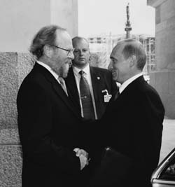 Bundestagspräsident Wolfgang Thierse begrüßt Wladimir Putin vor dem Reichstagsgebäude.