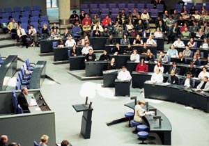 Jugend und Parlament - 400 Jugendliche sammeln Erfahrungen.