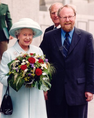 Queen Elisabeth II in Begleitung ihres Mannes, Prinz Philip, und Bundestagspräsident Wolfgang Thierse vor dem Reichstagsgebäude