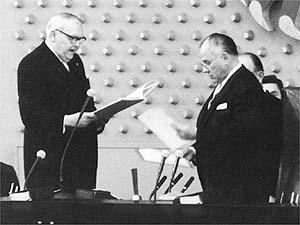 Ludwig Erhard legt den Amtseid vor dem Bundestag ab