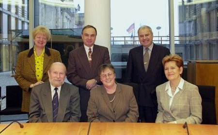 Herr Frantisek Mezihorák (vorne links), Fau Heideamie Lüth, MdB (vorne Mitte), Frau Irena Ondrová (vorne rechts) Frau Marta Hubová (hinten links), Herr Antonin Petrás (hinten Mitte), Herr Josef Kanka (hinten rechts)