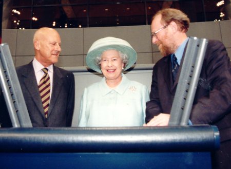 Queen Elisabeth II im Plenarsaal des Deutschen Bundestages in Begleitung des Architekten Norman Foster und Bundestagspräsidenten Wolfgang Thierse