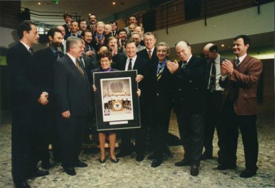 Fotografie der Bundestagspräsidentin Rita Süssmuth emfpfängt das MdB-Fußballteam