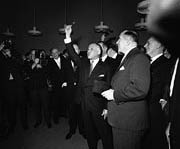 Bundestagspräsident Eugen Gerstenmaier 1963 bei der Schlüsselübergabe für das umgebaute Reichstagsgebäude