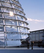 Bild: Zwei Besucher vor der Kuppel des Reichstagsgebäudes