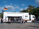 Bild: Weißer Truck mit Bühne und Treppe