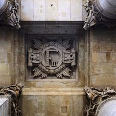 Initial im Westportal des Reichstagsgebäudes