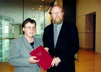 Fotografie der &Uml;bergabe des Tätigkeitsberichtes an Bundestagspräsident Wolfgang Thierse