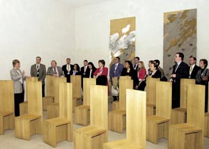 Besichtigung des Andachtsraumes im Reichstagsgebäude.