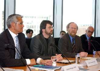 Von links: stellv. Vorsitzender Hubert Hüppe, MdB, Vorsitzender René Röspel, MdB, Präsident des Deutschen Bundestages Wolfgang Thierse, Direktor beim Deutschen Bundestag Prof. Dr. Wolfgang Zeh