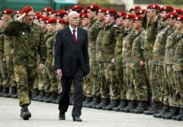 Bundesverteidigungsminister Struck mit Soldaten