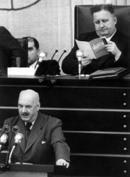 Bundestagspräsident Hermann Ehlers liest während der Debatte über das Wahlgesetz am 17.03.1953 in einer entsprechenden Broschüre, am Rednerpult Innenminister Robert Lehr.