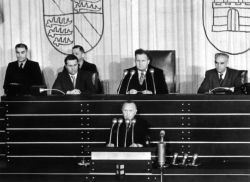 Hermann Ehlers am 09.03.1951 während der Regierungserklärung von Bundeskanzler Konrad Adenauer.