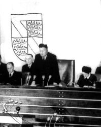 Bundestagspräsident Hermann Ehlers gibt am 10.01.1952 im Deutschen Bundestag in Bonn das Ergebnis einer namentlichen Abstimmung bekannt.