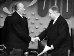 Bundestagspräsident Hermann Ehlers schüttelt Bundeskanzler Konrad Adenauer nach dessen Vereidigung am 20.10.1953 im Bundestag in Bonn die Hand.