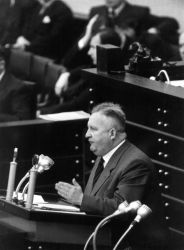 Bundestagspräsident Hermann Ehlers (CDU) am 07.10.1954 am Rednerpult im Deutschen Bundestag in Bonn.