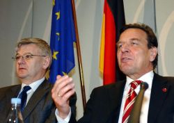 Vor der europäischen und der deutschen Fahne geben Bundeskanzler Gerhard Schröder (r) und Bundesaußenminister Joschka Fischer am 13.12.2002 eine Pressekonferenz.