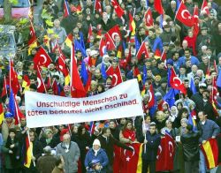 Türkische Mitbürger beteiligten sich am 21.11.2004 an einer der größten Friedensdemonstrationen von Muslimen in Köln.