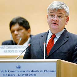 Bundesaußenminister Fischer spricht zum Auftakt der Jahreskonferenz der UN-Menschenrechtskommission am 15. 3. 2004