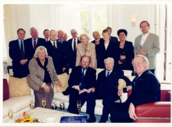 Geburtstagsempfang für Bundestagspräsident a.D. Dr. Richard Stücklen mit Gästen im Haus der Deutschen Parlamentarischen Gesellschaft 2001. Im Hintergrund: Annemarie Renger.