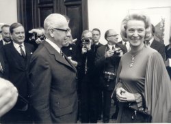 Neujahrsempfang des Bundespräsidenten Dr. Gustav Heinemann am 22.1.1974, Villa Hammerschmidt. Im Vordergrund: Dr. Gustav Heinemann und Annemarie Renger