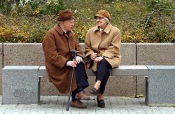 Rentner sitzen auf einer Bank