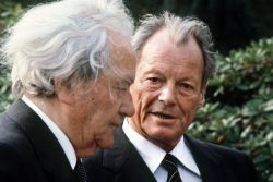 Carlo Schmid (l) zusammen mit Willy Brandt (r) am 2. Oktober 1979