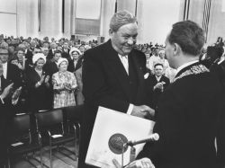 Der Frankfurter Oberbürgermeister Dr. Willi Brundert (r) überreicht am 28.8.1967 Carlo Schmid (SPD) den Goethe-Preis der Stadt Frankfurt.